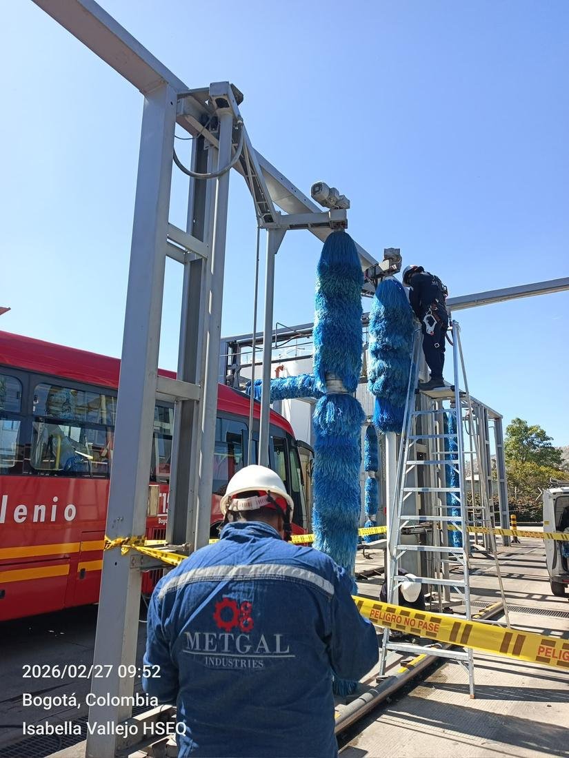 Equipo Metgal en patio de operaciones, sistema de lavado con buses del Sistema Integrado de Transporte