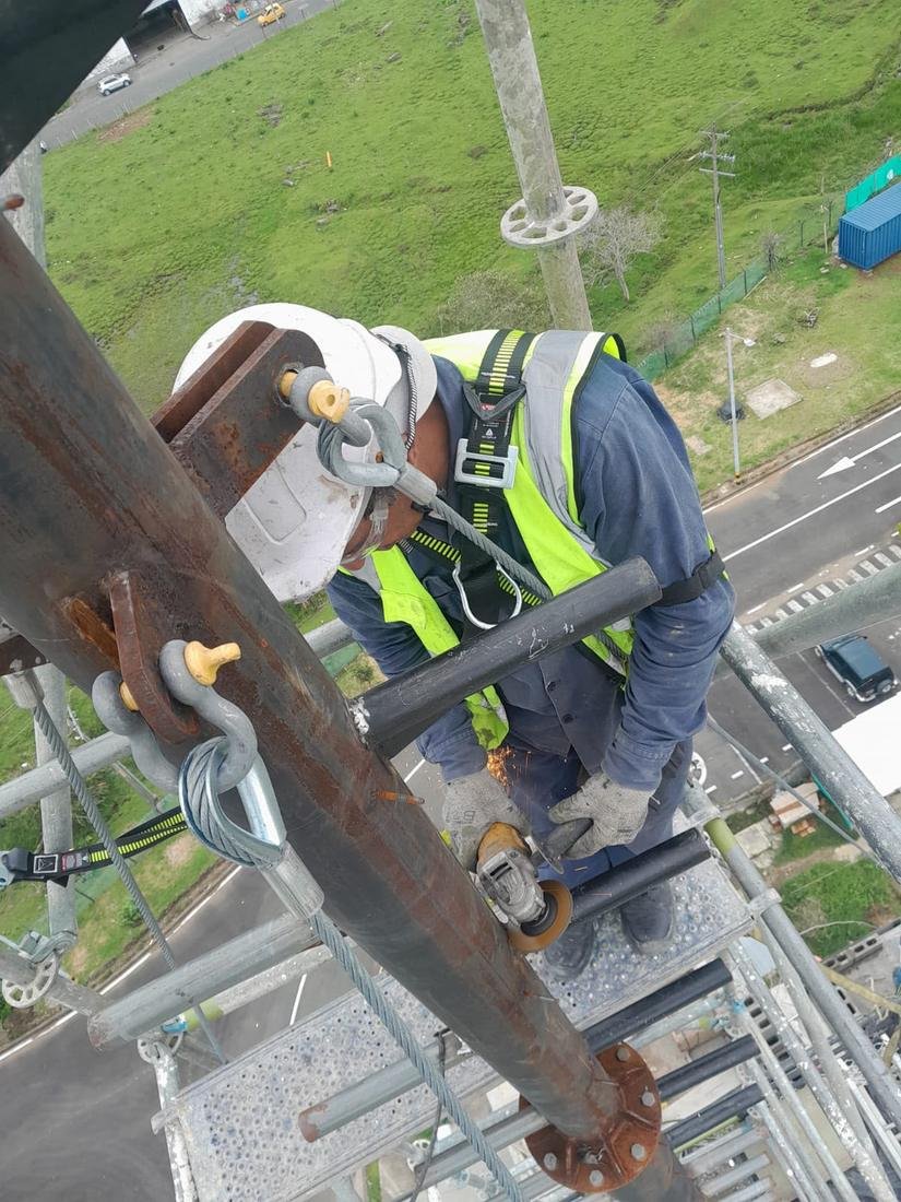 Técnico de Metgal trabajando en estructura metálica en altura
