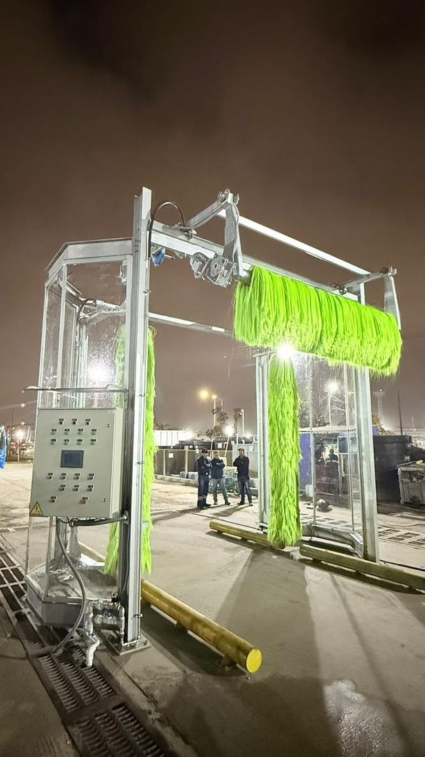 Sistema de lavado industrial Metgal, vista lateral con cepillos verdes